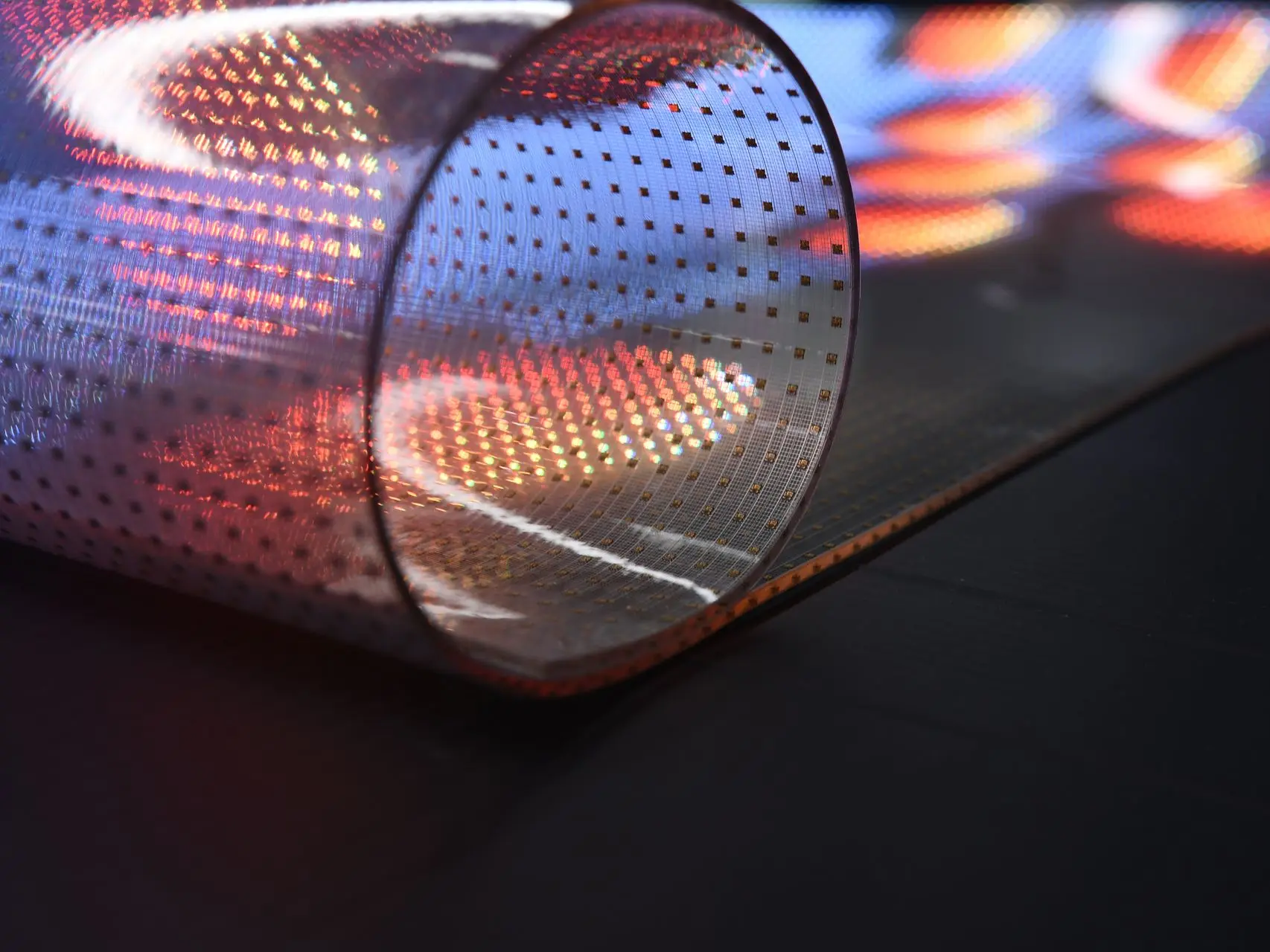 薄膜薄膜顯示器 Thin-film LED Display，具高透明度與彎曲彈性，適用玻璃櫥窗、展覽空間等應用