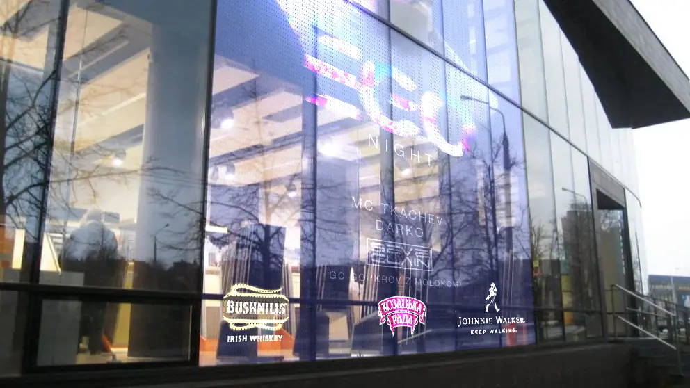 透明薄膜LED顯示器 Thin-film LED Display，具高透明度與彎曲彈性，適用玻璃櫥窗、展覽空間等應用